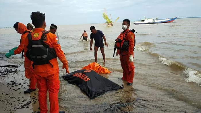 DIEVAKUASI: Tim SAR gabungan menemukan korban tenggelam, Rahul yang sudah dalam kondisi meninggal dunia, Kamis (18/2).