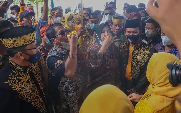 TIBA DI TANJUNG SELOR : Gubernur Kaltara Zainal Arifin Paliwang tiba di Tanjung Selor, kemarin (18/2). Kedatangan disambut dengan prosesi tepung tawar. 