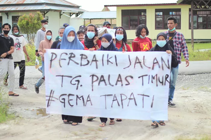 AKSI DAMAI: Mahasiswa yang tergabung dalam Gerakan Mahasiswa Tanjung Palas Timur menggelar aksi damai sebagai bentuk kekecewaan minimnya perhatian pemerintah daerah.