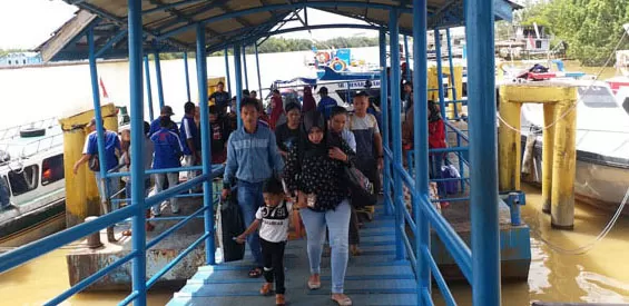 BUTUH POSKO: Aktivitas penumpang yang tiba di Pelabuhan Kayan II Tanjung Selor.