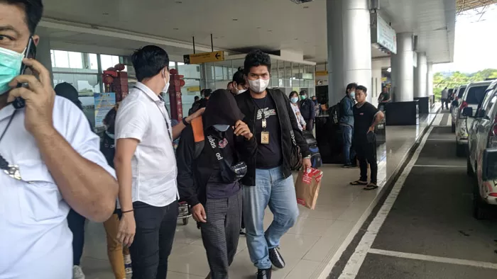 DIRINGKUS: Dua muncikari jaringan nasional asal Jakarta saat tiba di Bandara Juwata Tarakan, Rabu (24/2).