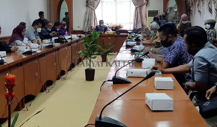 MINTA KEJELASAN: Rapat Dengar Pendapat di ruang Ambalat DPRD Nunukan membahas alasan pemberhentian tenaga honorer.