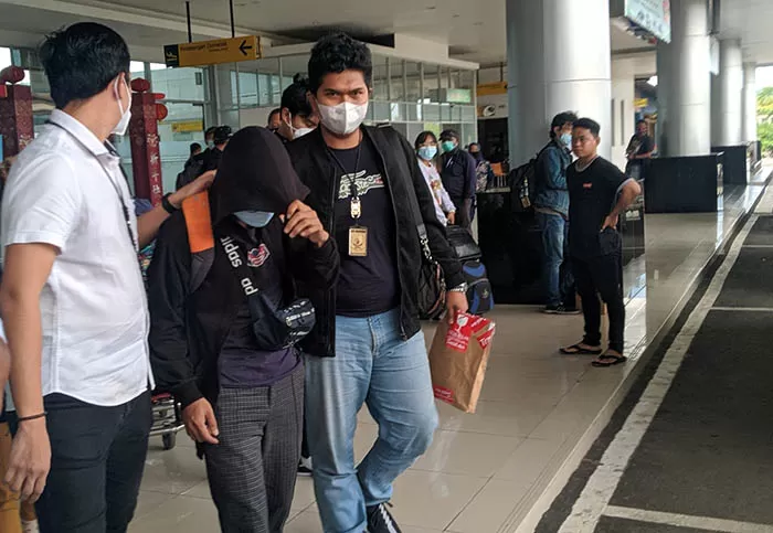 DIAMANKAN POLISI: Muncikari asal Jakarta yang digiring polisi saat tiba di Bandara Juwata Tarakan, Rabu (24/2).