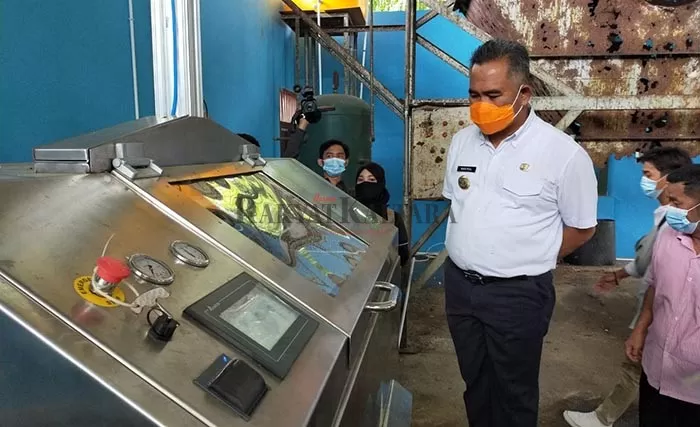 HASILKAN PENDAPATAN: Wali Kota Tarakan Khairul melihat mesin menghancur limbah medis yang dimiliki Perumda Tarakan Energi Mandiri.