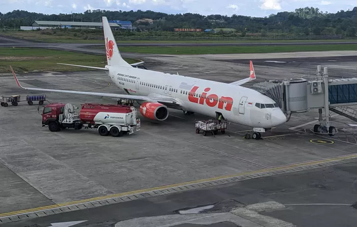 TAMBAH KETAT: Maskapai Lion Air saat mendarat di Bandara Juwata Tarakan. Saat ini, setiap penumpang berusia di atas 5 tahun turut diwajibkan menyertakan hasil rapid antigen sebelum melakukan penerbangan.