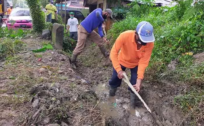 KERUK SEDIMENTASI: Warga membersihkan tanah yang menumpuk di parit di Jalan Dr Sutomo RT 06 Kelurahan Karang Balik, Minggu (28/2).