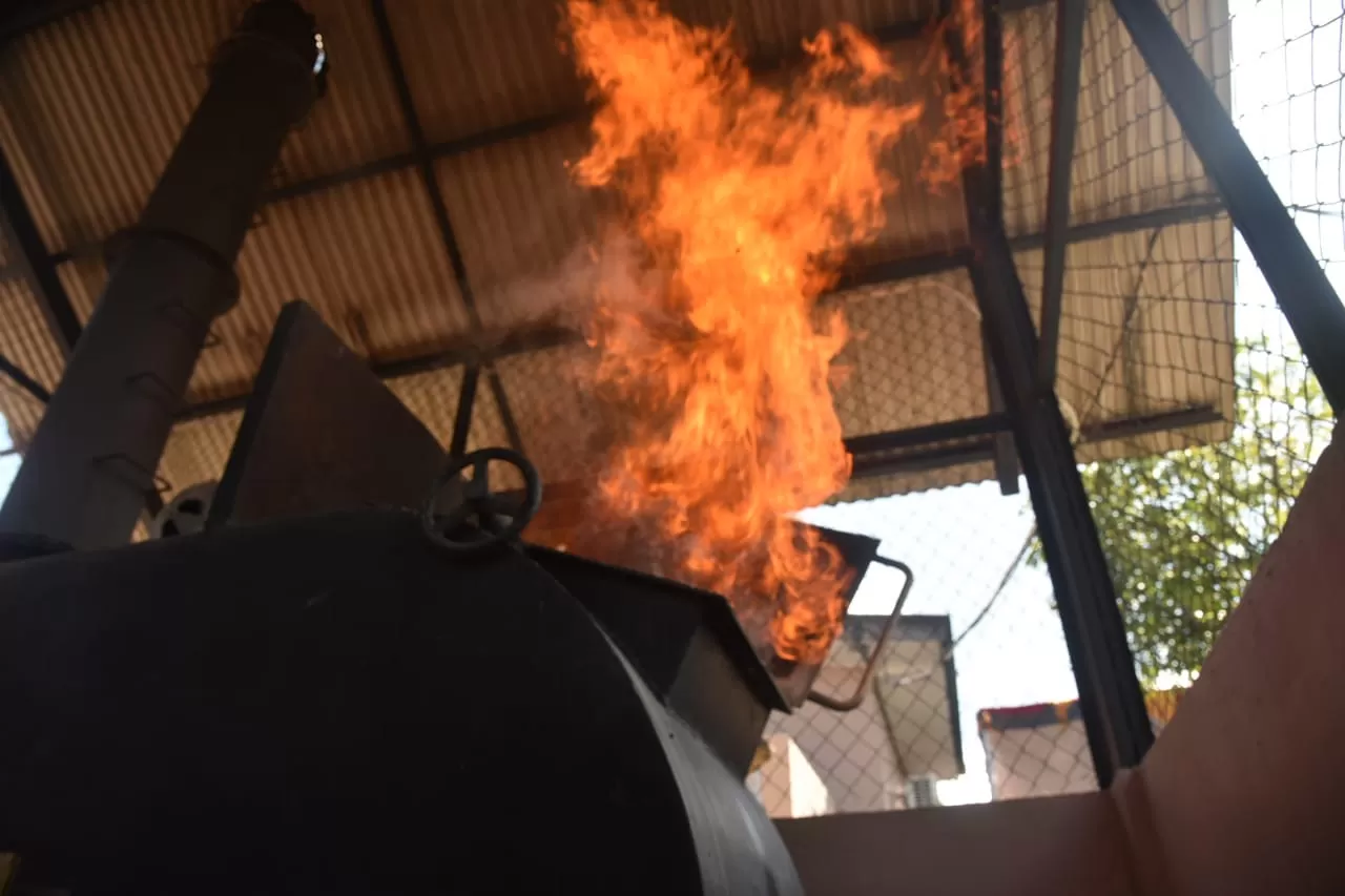 PEMUSNAHAN: Sebanyak 1,9 ton daging ilegal dimusnahkan dengan alat pembakaran incinerator di Kantor BKP Tarakan, kemarin.