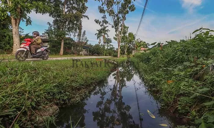 TAK BERFUNGSI : Drainase di Jalan Kedondong, Tanjung Selor tidak berfungsi dengan baik sehingga air menggenang, Selasa (2/3).