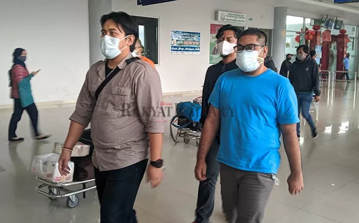 BERHASIL DIRINGKUS: Pelaku dugaan penipuan berinisial AN (kaos biru) saat tiba di Bandara Juwata Tarakan sebelum dibawa ke Polda Kaltara, Jumat (5/3).