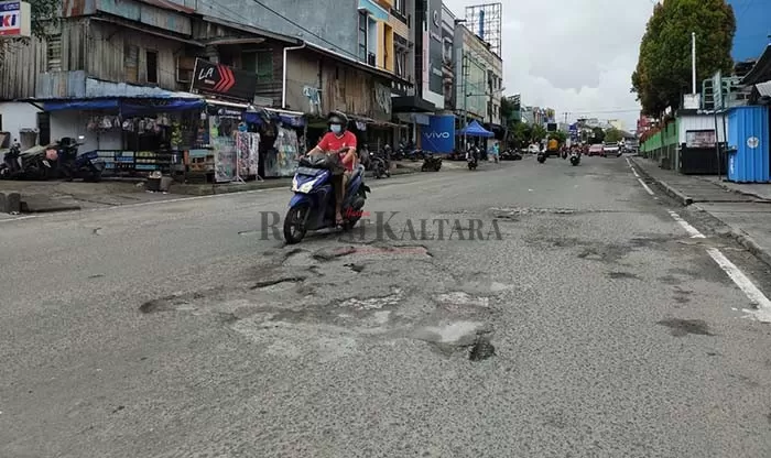 BUTUH PERBAIKAN: Salah satu titik kerusakan yang tampak di Jalan Gajah Mada Tarakan.