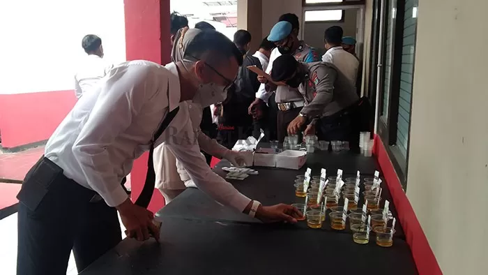 MENDADAK: Tes urine dilakukan sebagai salah satu upaya deteksi dini penyalahgunaan narkotika di institusi Polri.