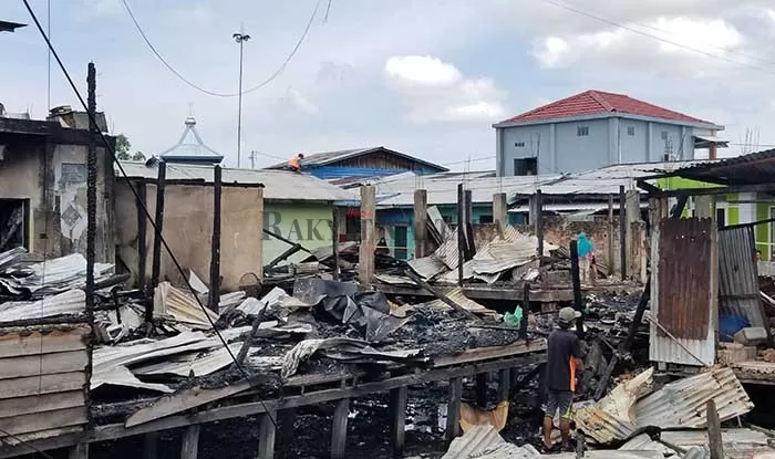 SISA PUING-PUING: Di lokasi kebakaran RT 13 Kelurahan Selumit Pantai, sudah dipasang garis polisi, Selasa (9/3).