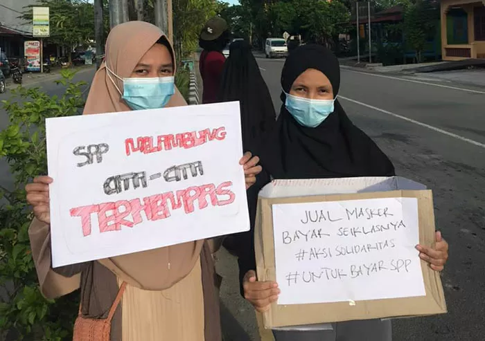 AKSI PROTES: Sebagai bentuk protes perihal biaya kuliah yang mahal, mahasiswa berjualan masker, baru-baru ini.