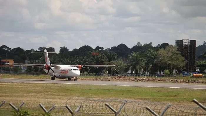 PENINGKATAN BANDARA: Pesawat saat mendarat di Bandara Tanjung Harapan Tanjung Selor.