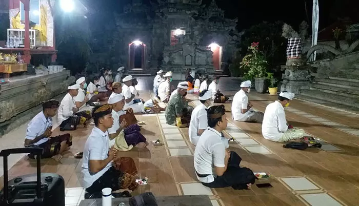 SEMBAHYANG: Umat Hindu di Bulungan khususnya Tanjung Selor melakukan upacara Mecaru sehari sebelum Nyepi di Pura Agung Jagat Benuanta, Tanjung Selor, Sabtu (13/3) lalu.