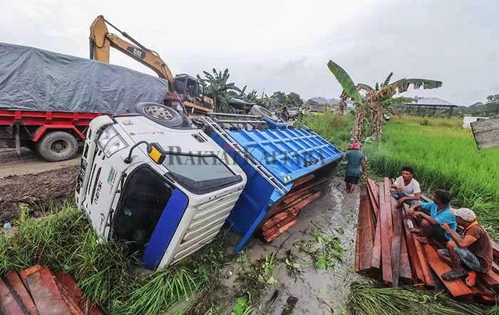 PERLU PERHATIAN: Kondisi jalan Bulu Perindu Tanjung Selor mulai berlubang, berlumpur, dan licin. Sehingga sempat membuat pengendara roda dua terjatuh dan truk terguling kemarin (18/3).