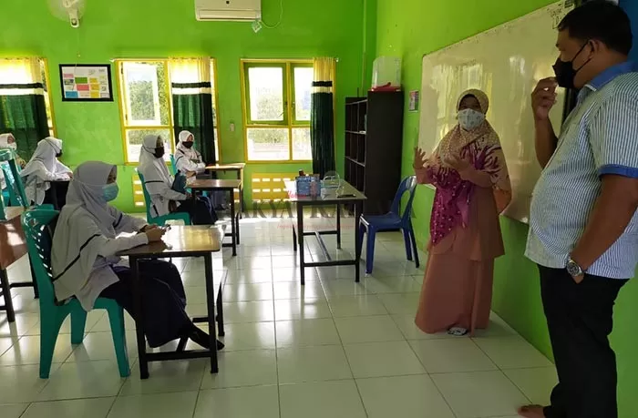 TAHAP SIMULASI: Seorang siswi meninggalkan ruang kelas setelah dijemput orang tuanya saat kegiatan simulasi PTM di SMP Ulul Albab, Senin (15/3) pekan lalu.