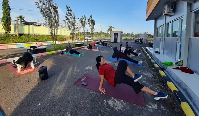 JAGA KEBUGARAN: Anggota komunitas Indosweatcamp Tanjung Selor latihan fisik untuk meningkatkan atau memelihara kebugaran tubuh.