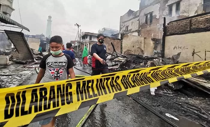 SISA PUING: Musibah kebakaran yang terjadi di Jalan Bahari, Nunukan, menghanguskan 19 unit rumah, pada Selasa (23/3) dini hari.