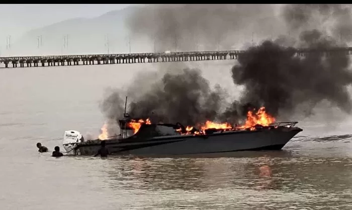 MASIH DILIDIK: Speedboat terbakar di Sei Pancang, Pulau Sebatik, diduga bermuatan ikan ilegal asal Tawau Malaysia.