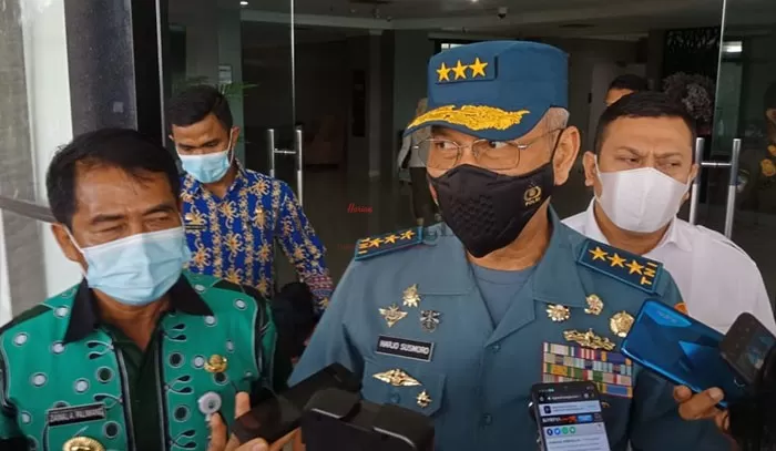 BAHAS KEAMANAN : Sekretaris Jenderal (Sesjen) Wantannas, Laksdya TNI Harjo Susmoro (tengah) bertandang ke Kantor Gubernur Kaltara, Kamis (25/3).