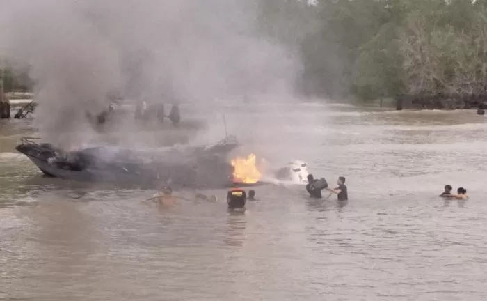HANGUS TERBAKAR: Satu unit speedboat Celebes yang terbakar di Perairan Sei Pancang Pulau Sebatik terjadi pada 25 Maret lalu.
