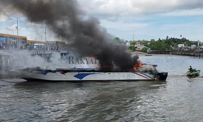 LUDES TERBAKAR: Speedboat reguler Dewa Sebakis Sakti 3 yang melayani rute Tarakan-Nunukan terbakar di Pelabuhan Tengkayu I Tarakan, Minggu (28/3).