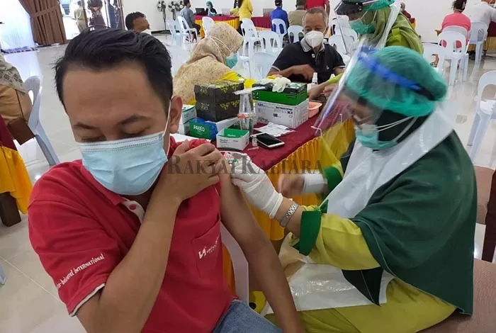 KUOTA VAKSIN: Vaksinasi yang dilakukan terhadap karyawan perhotelan di Tarakan, Senin (29/3).