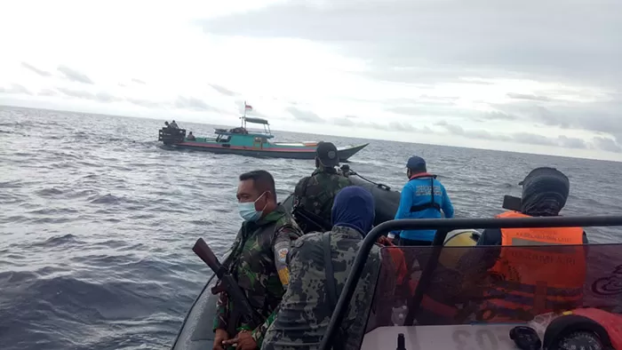 PATROLI GABUNGAN: Petugas PSDKP Tarakan lakukan patroli terhadap nelayan yang mencari ikan di perairan Nunukan.