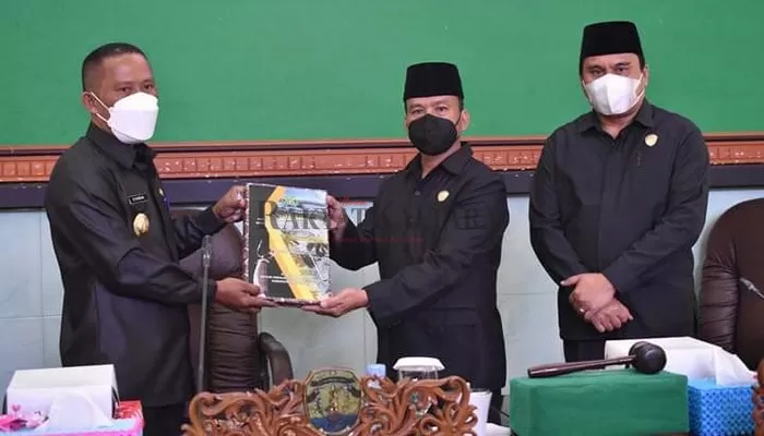 PERTANGGUNGJAWABAN: Bupati Bulungan Syarwani menyerahkan dokumen LKPj kepada Ketua DPRD Bulungan, Rabu (31/3).