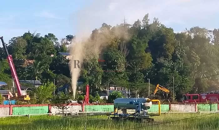 MENYEMBUR KE UDARA: Semburan minyak mentah dari WKP Pertamina yang berlokasi di Kampung Satu/Skip Tarakan.