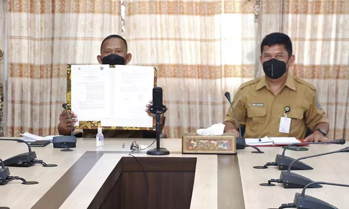 KERJASAMA: Bupati Bulungan Syarwani (kiri) saat menunjukan nota kesepakatan bersama yang telah ditandatangani dengan Rektor UGM Panut Mulyono, Selasa (6/4) secara virtual.
