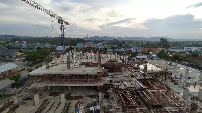 GENJOT PEMBANGUNAN: Pengerjaan proyek pembangunan konstruksi gedung Sekretariat Kantor Gubernur Kaltara di Tanjung Selor masih dilanjutkan.