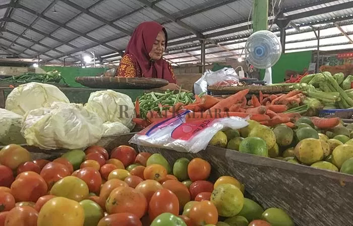 Sejumlah harga sembako di Pasar Induk Tanjung Selor hingga saat ini tidak terjadi lonjakan, Rabu (7/4). Mendekati bulan puasa stok sembako diperkirakan masih aman.