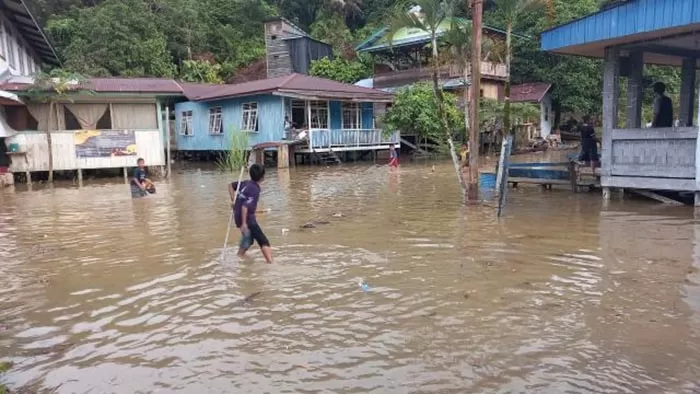 DEBIT AIR MENINGGI: Air sungai mulai meluap dan memasuki pemukiman warga di Kecamatan Peso, kemarin (8/4). Masyarakat setempat waspada mengantisipasi jika air semakin tinggi.