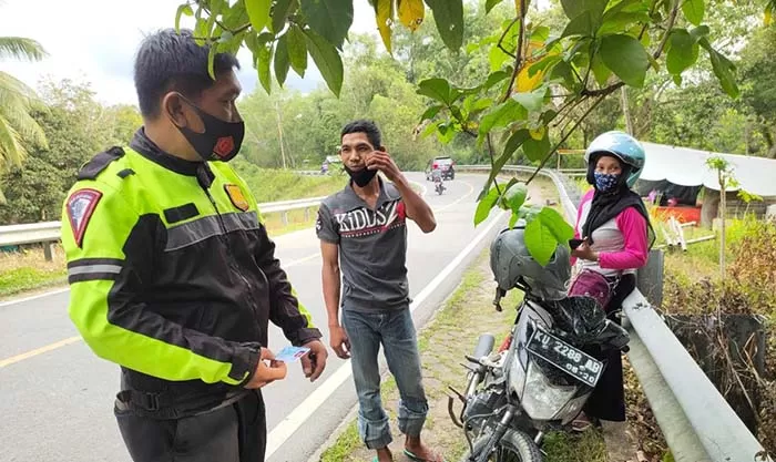 LANGGAR ATURAN: Pengendara sepeda motor yang nekat melawan jalur harus berurusan dengan Satlantas Polres Bulungan saat razia di Jalan Agatish, Rabu (7/4) lalu.