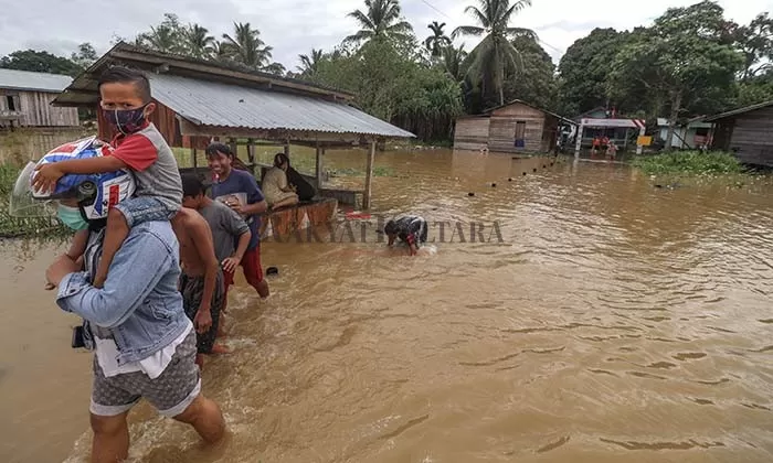 TERDAMPAK: Akibat banjir di Kecamatan Peso, Jumat (9/4), beberapa titik di Tanjung Selor tergenang. Seperti di Bulu Perindu dan Gang 2000.