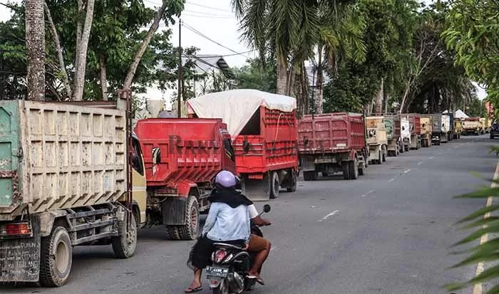 ANTREAN PANJANG: Pengendara sepeda motor keluhkan antrean panjang pengisian BBM yang memakan separo badan Jalan Sengkawit.