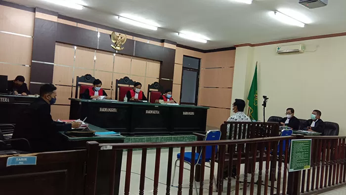 MASIH BERLANJUT : Sidang dengan terdakwa IS kembali dilanjutkan di Pengadilan Negeri Tanjung Selor, Senin (12/4), dengan agenda mendengarkan keterangan saksi penyidik Polda Kaltara.
