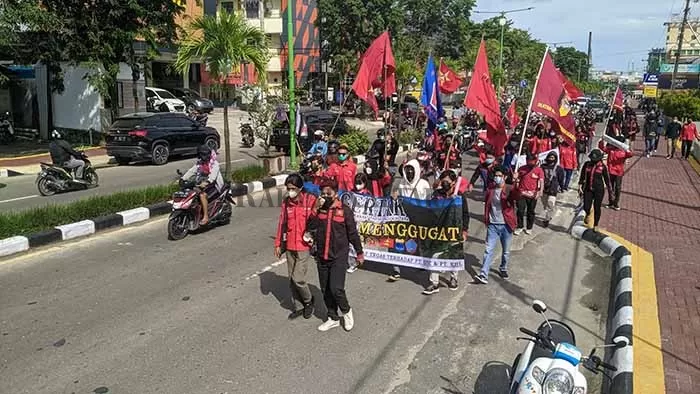 AKSI DAMAI: Gabungan Mahasiswa dari Aliansi Gertak saat melakukan long march menuju kantor Badan Penghubung Pemprov Kaltara, Senin (12/4).