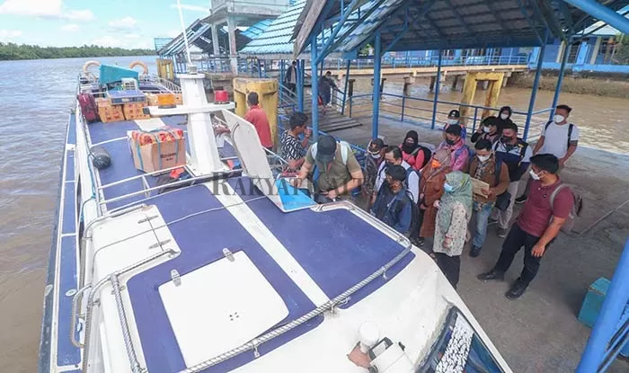 KEBERANGKATAN: Penumpang saat menaiki speedboat reguler di Pelabuhan Kayan II Tanjung Selor untuk berangkat menuju Tarakan, Rabu (14/4) sore.