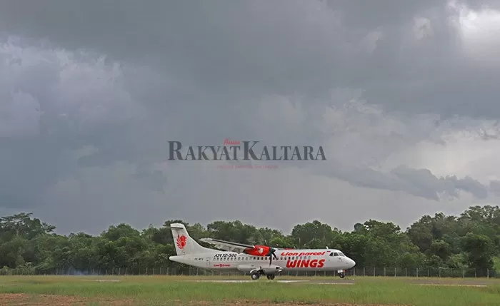 PENUMPANG MINIM:Pesawat Wing Air lepas landas dari Bandara Tanjung Harapan, Tanjung Selor beberapa waktu lalu.
