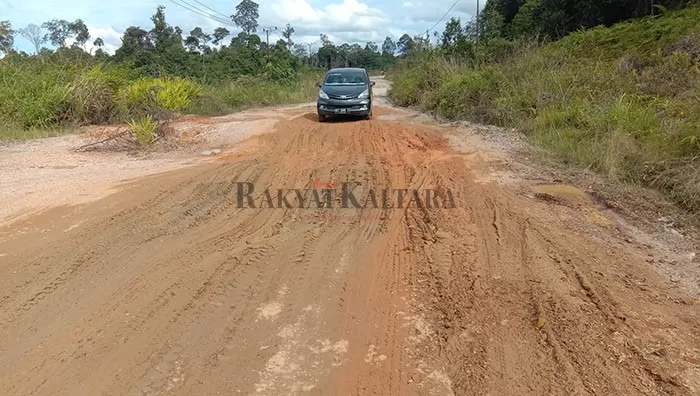 TERKESAN DIABAIKAN: Jalan poros Tanjung Selor-Tanah Kuning belum ada tanda-tanda dilakukan perbaikan total oleh pemerintah daerah.