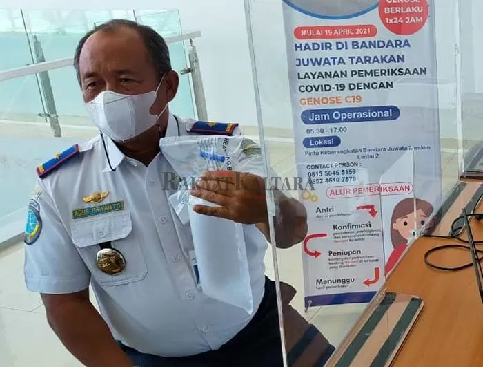 UJI COBA GENOSE: Kepala Bandara Juwata Tarakan Agus Priyanto mencoba memeriksakan Covid-19 dengan alat GeNose.
