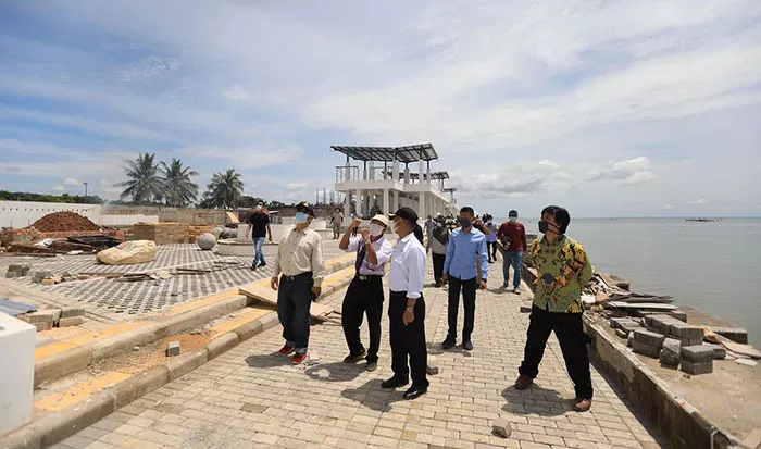 TINJAU PANTAI AMAL: Wali Kota Tarakan Khairul meninjau persiapan operasional kawasan wisata Pantai Amal, pada Minggu (18/4) lalu.