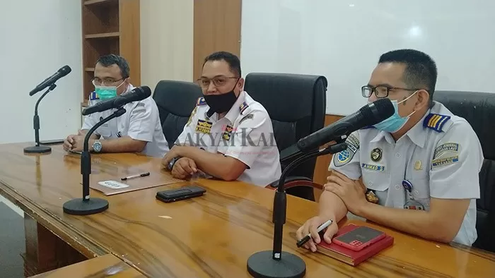 HASIL PENYELIDIKAN: Kepala KSOP Tarakan Capt Mohammad Hermawan (tengah) saat memberikan keterangan terkait insiden speedboat terbakar, pada 28 Maret lalu.