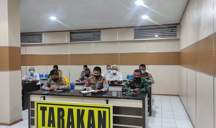 SOAL MUDIK: Unsur Forkopimda menggelar koordinasi melalui rapat virtual larangan mudik hingga ketersediaan sembako bersama Pemerintah Pusat di Polres Tarakan, Rabu (21/4).