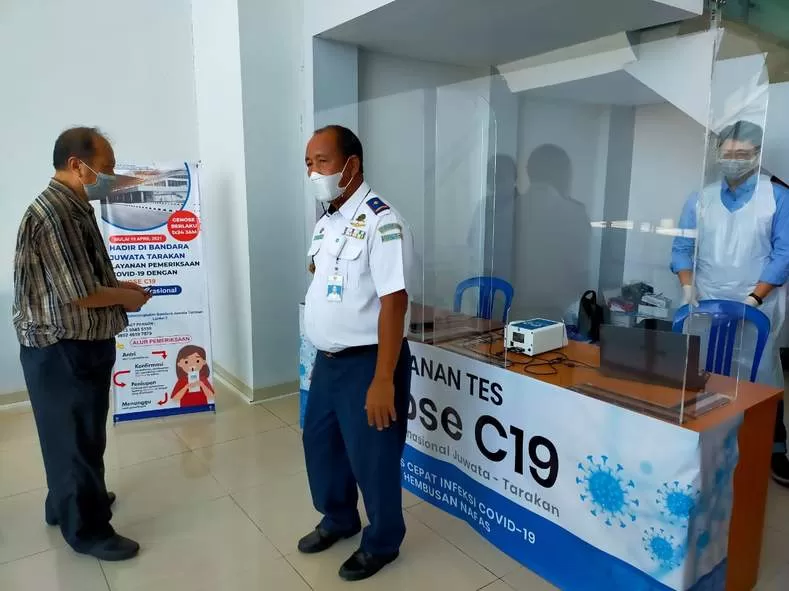 MULAI BERLAKU: Kepala Bandara Juwata Tarakan Agus Priyanto saat memantau uji coba layanan pemeriksaan Covid-19 dengan GeNose, Senin (19/4) didampingi pihak penyedia jasa.  MUHAMMAD RAJAB/RAKYAT KALTARA