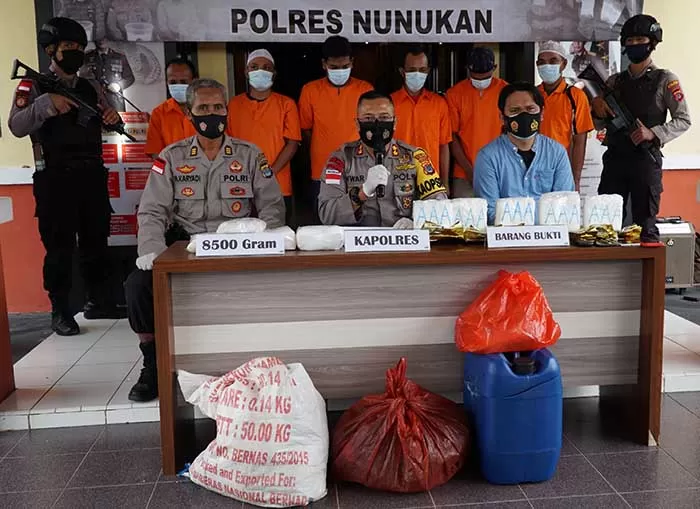 GAGALKAN PENYELUNDUPAN SABU: Kapolres Nunukan AKBP Syaiful Anwar (duduk di tengah) saat memperlihatkan barang bukti sabu sebesar 5 kg, Kamis (23/4).
