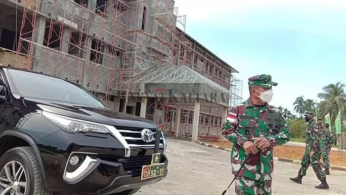 TINJAU MAKOREM: Danrem 092/Maharajalila Brigjen TNI Suratno saat memantau pembangunan Makorem, belum lama ini.
